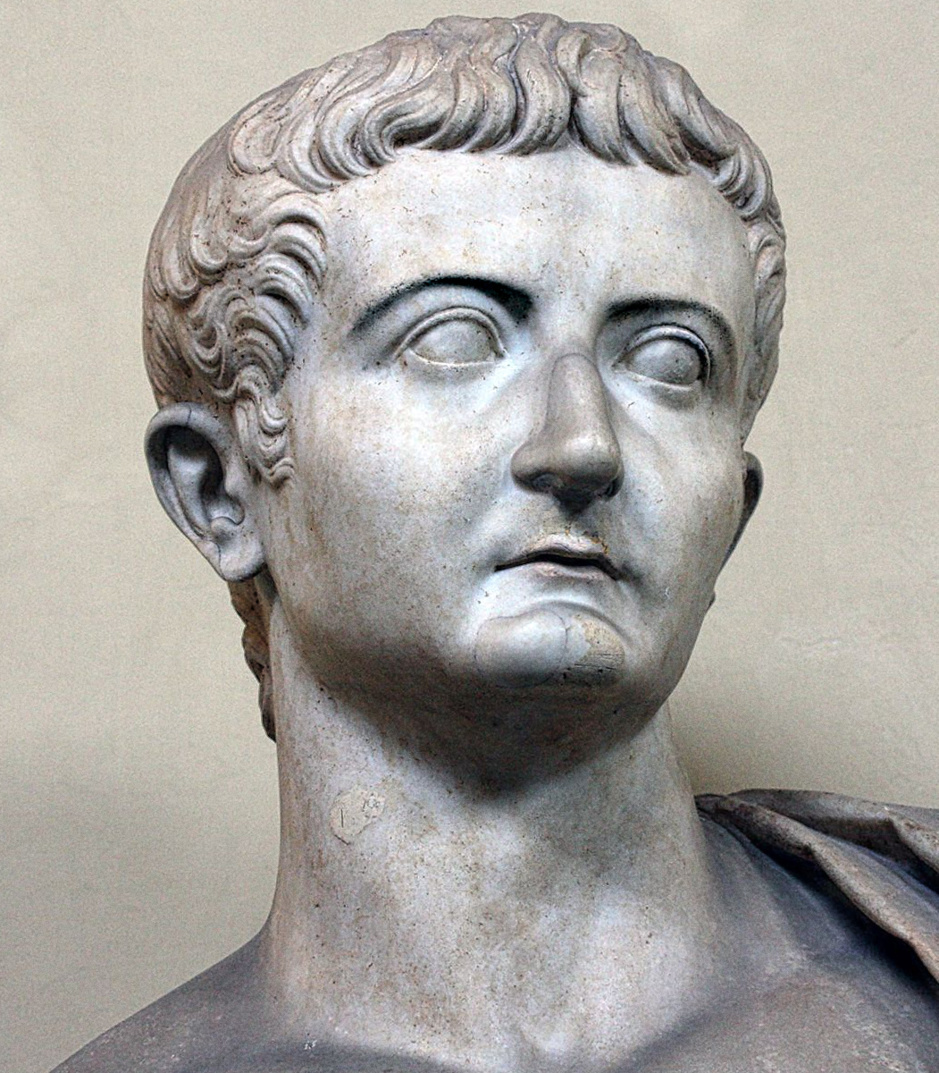 Statue colossale de Tibère comme Jupiter. Marbre. 37-54 CE. Inv. Non. 1511. Rome, Musées du Vatican, Musée Chiaramonti, XXI. 3 (Roma, Musei Vaticani, Museo Chiaramonti)