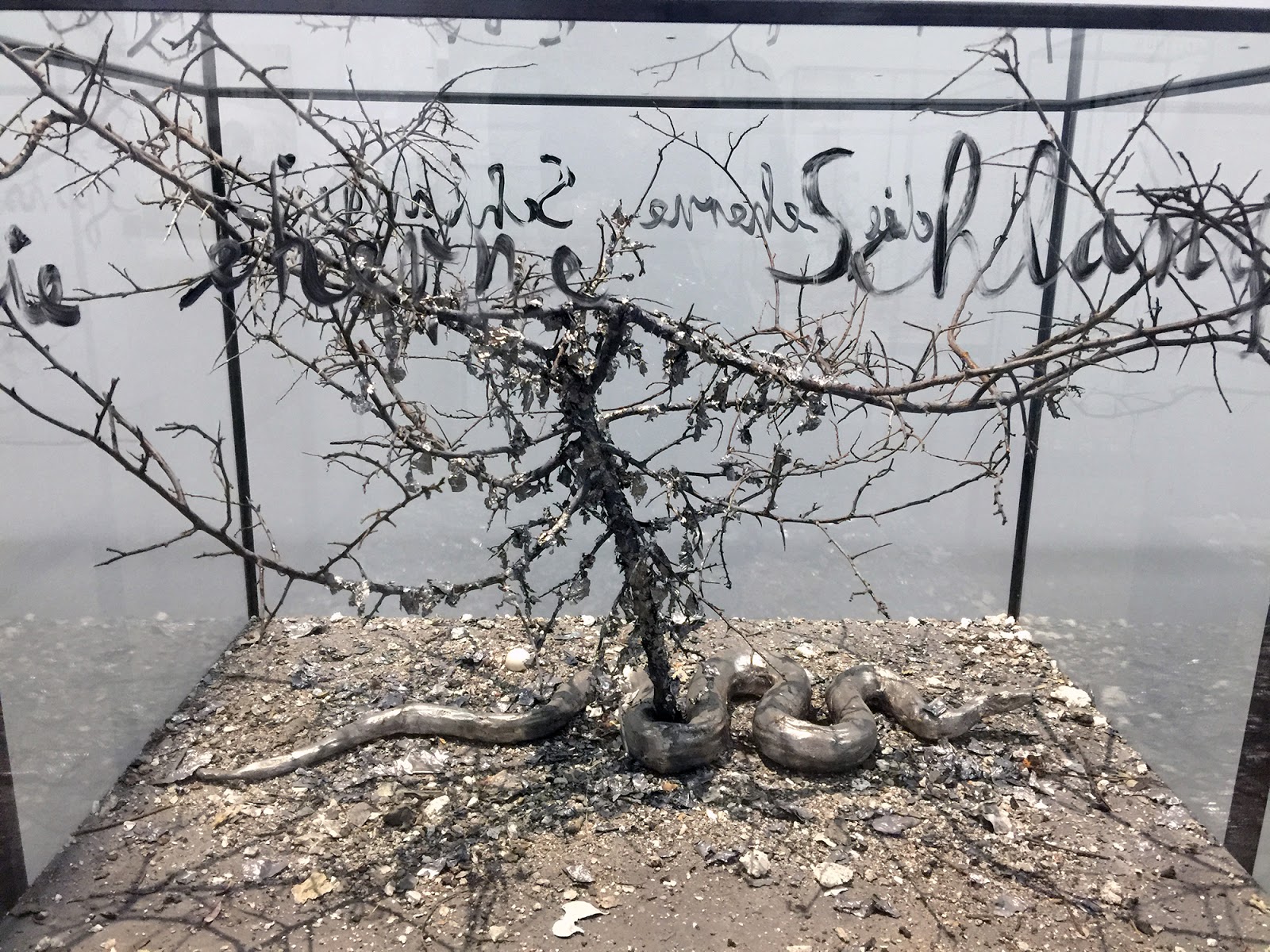 Anselm Kiefer.  Dans le Livre des Nombres, Yahweh dit à Moïse, après avoir fait pleuvoir des serpents brûlants sur le peuple d’Israël : « “Fais-toi un serpent brûlant et place-le sur un poteau ; quiconque aura été mordu et le regardera, conservera la vie.” Moïse fit un serpent d'airain et le plaça sur un poteau [...]. »