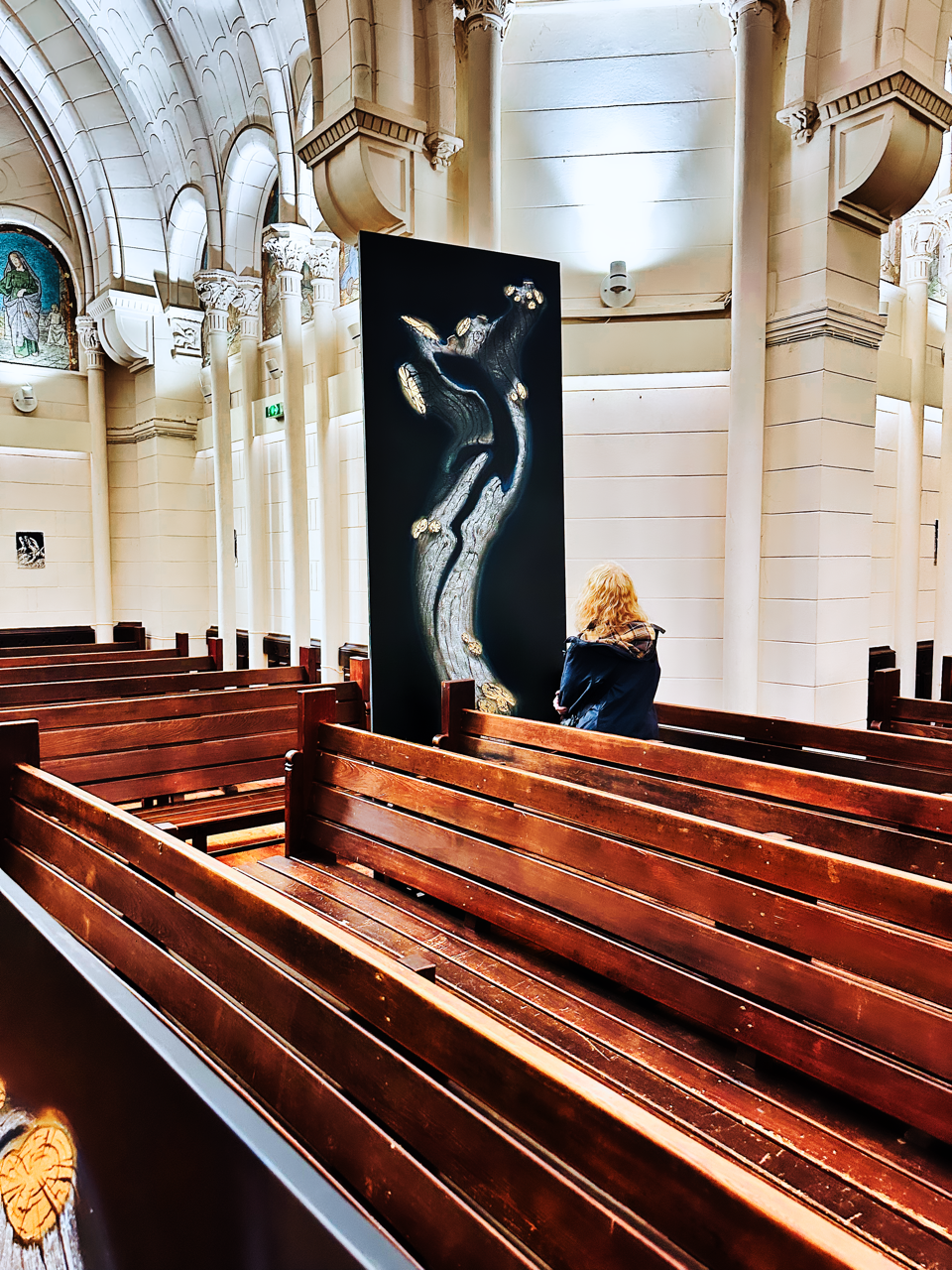 Lors de l'installation d'une des peintures de Pierre-Louis Baron (2025)