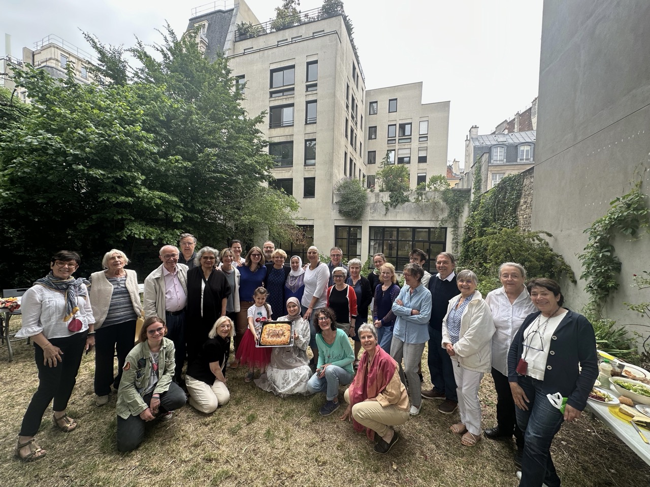 La petite troupe dans le jardin après les A.G