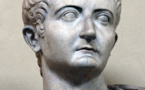 Statue colossale de Tibère comme Jupiter. Marbre. 37-54 CE. Inv. Non. 1511. Rome, Musées du Vatican, Musée Chiaramonti, XXI. 3 (Roma, Musei Vaticani, Museo Chiaramonti)