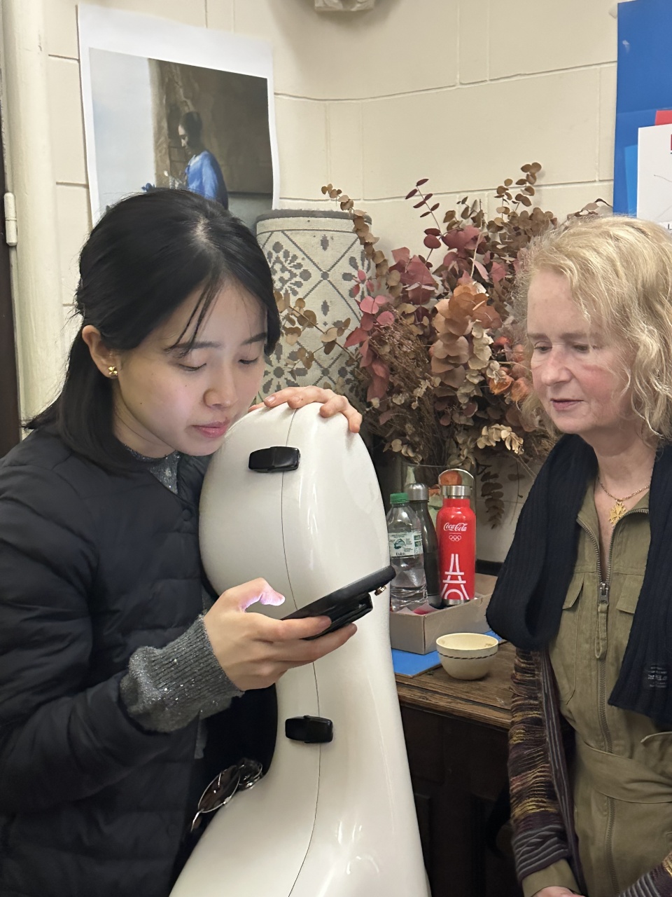 Mana Inagaki après sa prestation du culte des Rameaux (avec Marie-Antoinette) Mana Inagaki après sa prestation du culte des Rameaux (avec Marie-Antoinette)